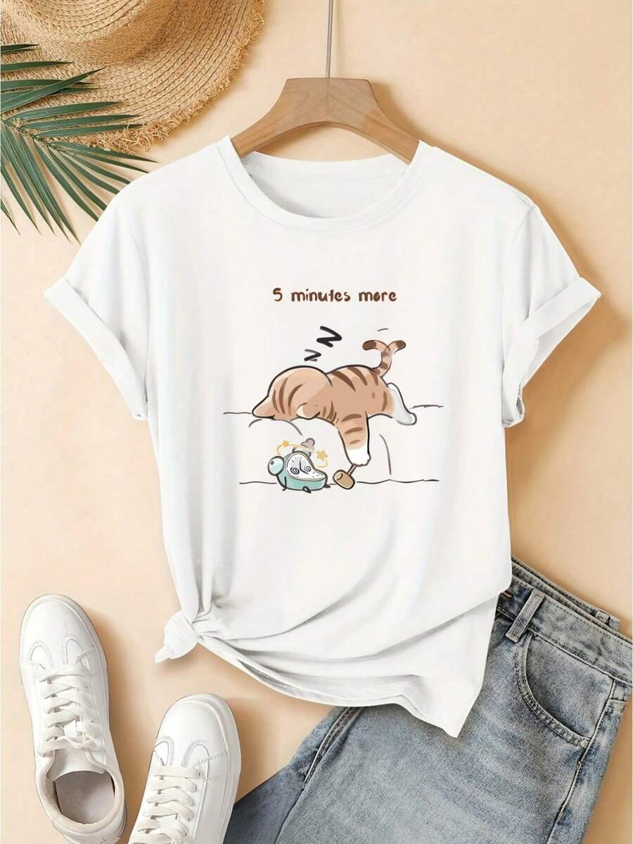 Camiseta de manga corta de corte regular para mujer - Diseño geométrico 2D de un gato durmiendo en la cama con un reloj despertador presionado, divertida y animada, informal, de cuello redondo, adecuada para todas las estaciones, disponible en varios colores y tallas, moda festiva, estética retro, material transpirable, estampado interesante. - Blanco - Ver 1