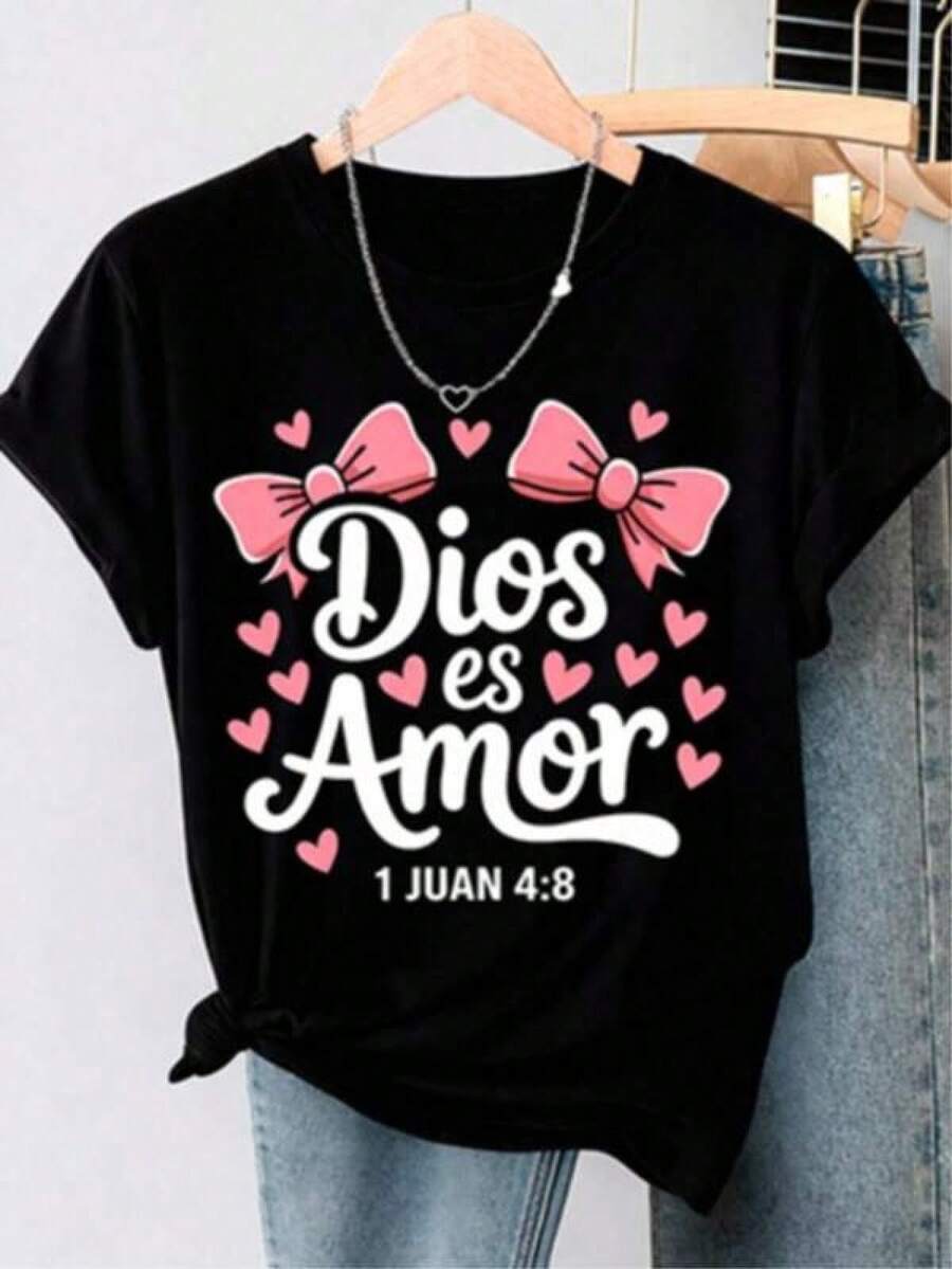 Playera estampada con diseño de texto "Dios es Amor", con dos moños rosa arriba y varios corazones pequeños rosas alrededor, diseño estampado, playera colorida, moderna, casual, cuello redondo, manga corta, ideal para el uso diario, holgada, a la moda, para uso diario. 100% algodón, estilo Y2K Bababask - Negro - Ver 1