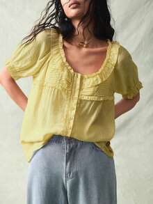 Blusa de verano de mujer con botones frontales, manga corta y volantes en color liso - amarillo ganso - Ver 3