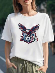 Águila majestuosa con alas extendidas que sostiene un balón de fútbol sobre el número 2026 símbolo de fuerza unión y pasión deportiva camiseta de mujer 100% algodón - Negro - Ver 1