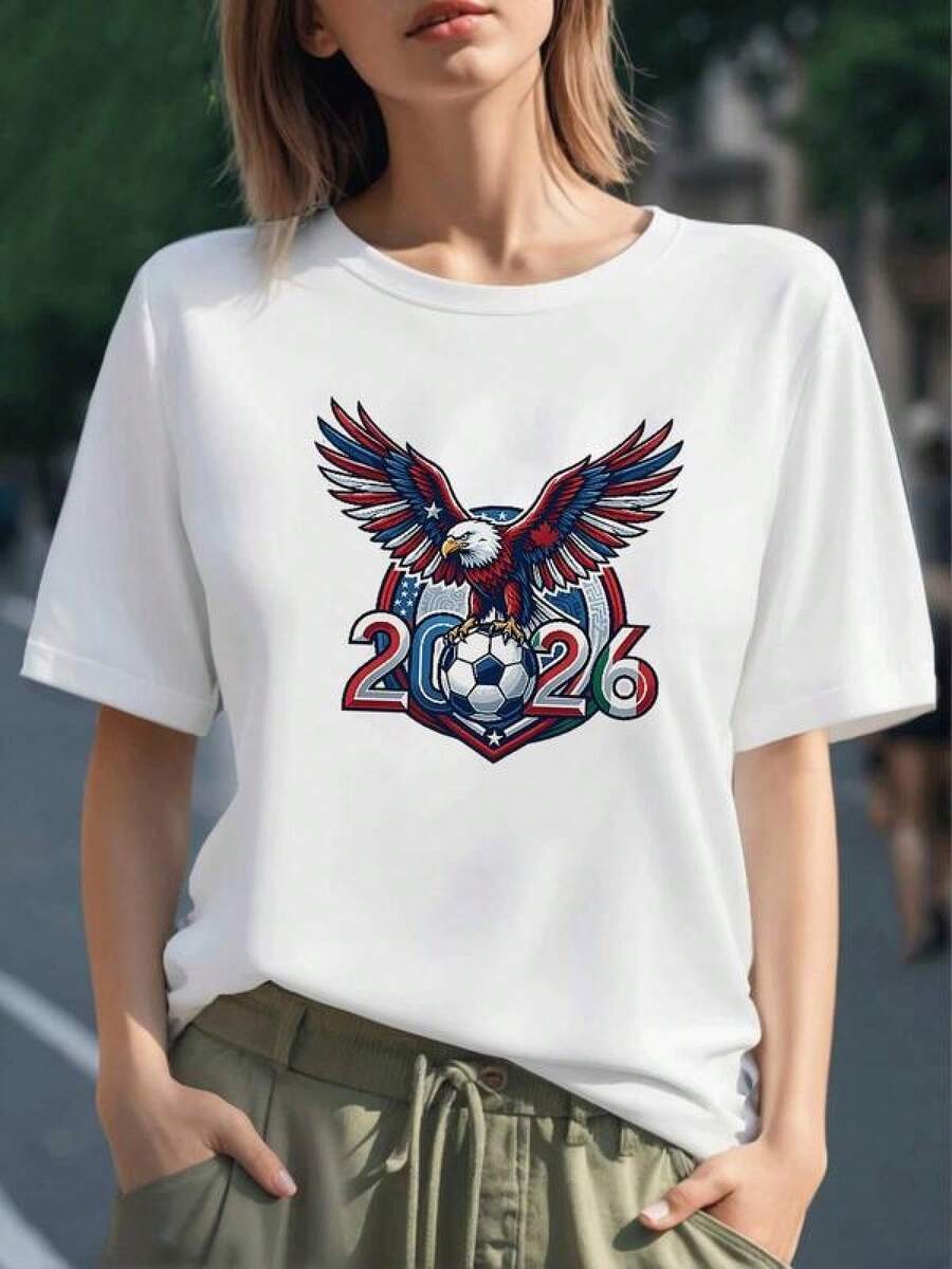 Águila majestuosa con alas extendidas que sostiene un balón de fútbol sobre el número 2026 símbolo de fuerza unión y pasión deportiva camiseta de mujer 100% algodón - Negro - Ver 1