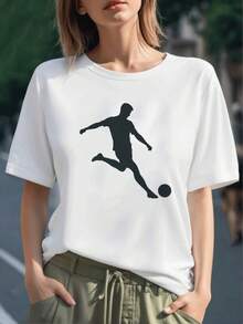 Figura de una persona dando una poderosa patada a un balón simbolizando energía pasión y movimiento deportivo camiseta para mujer 100% algodón cómoda y moderna - Negro - Ver 6