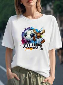 Figura de un alce sonriente con uniforme de fútbol dando pulgar arriba junto a un balón y la palabra GOAL simboliza la fuerza del juego y la alegría del triunfo camiseta para mujer 100% algodón - Negro - Ver 1