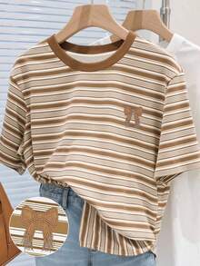 Camiseta de cuello redondo regular con estampado digital a rayas de colores y bordado de fresa - Multicolor 9 - Ver 4