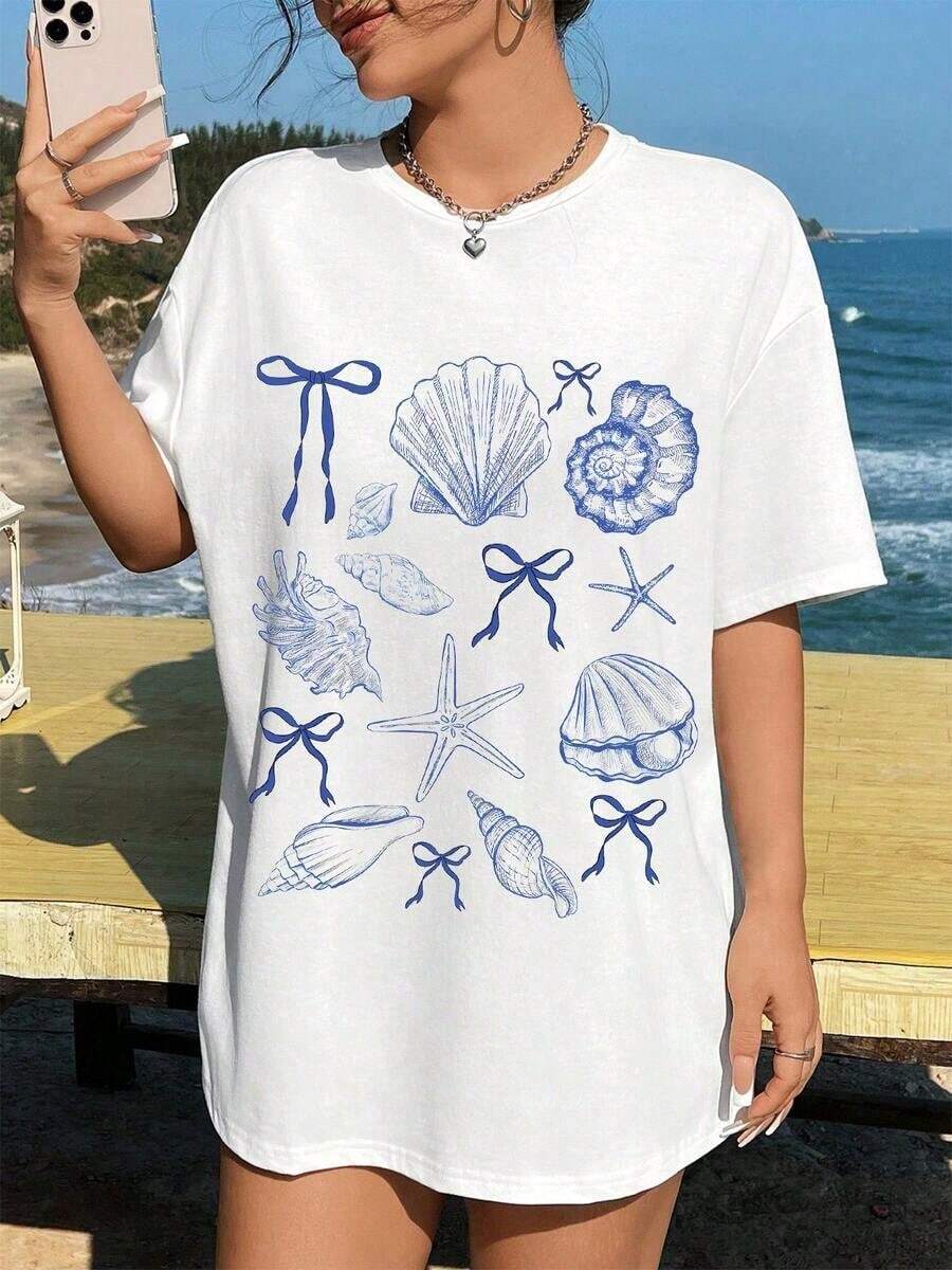 Camiseta Casual de Verano para Mujer con Estampado de Playa - Diseño de Conchas Marinas y Estrellas de Mar, Corte Holgado en Blanco y Azul, Tejido Transpirable y Lavable a Máquina, Adecuada para Salidas Costeras y Uso Casual, Ropa con Temática de Playa | Tela Cómoda 2026 - Blanco - Ver 1