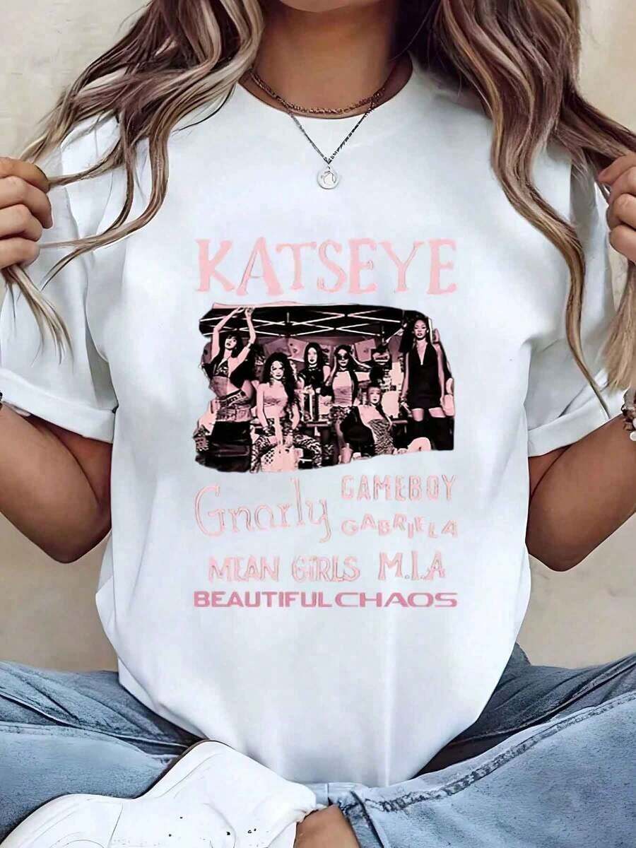 Soft, Breathable, And Lightweight For All-Day Comfort. Katseye Group Women's T-Shirt With Text And Photo Print, Crew Neck, Regular Fit, Casual Wear, Fan Gift, 220g. Classic Crew Neck With A Relaxed Fit That Flatters All Body Shapes And Is Easy To Pair With Jeans, Shorts, And Leggings. - 白色 - 查看 1