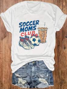 Playera blanca con diseño "Soccer Moms Club", ideal para mamás de futbolistas, con zapatos, balón y café. - Blanco - Ver 1