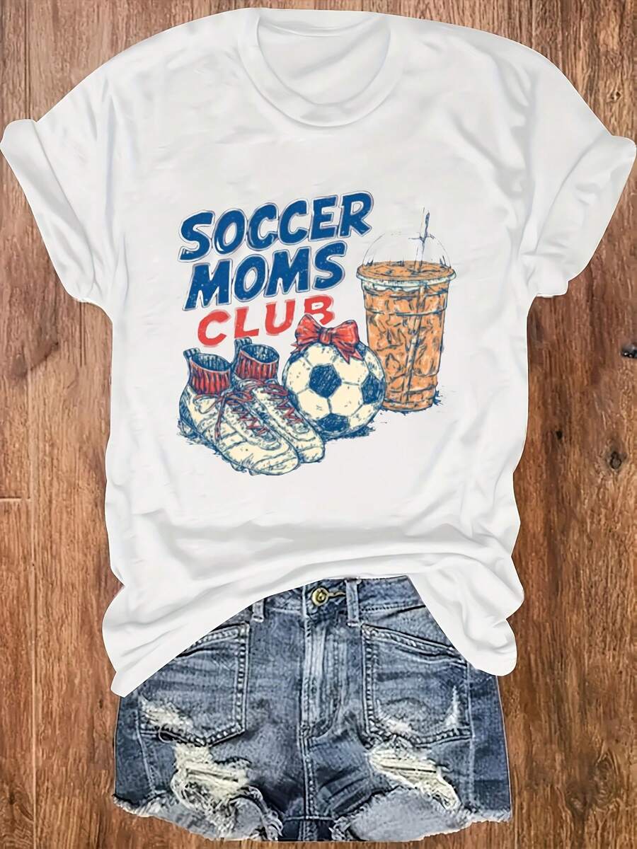 Playera blanca con diseño "Soccer Moms Club", ideal para mamás de futbolistas, con zapatos, balón y café. - Blanco - Ver 1