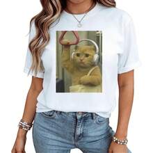 Nueva camiseta Y2K 2026Funny Subway Cat With Headphones Graphic Tees Women's Viral Cat Meme Shirt,Camisetas infantiles, artículos para el Día de San Valentín, conjuntos para padres e hijos, camisetas con temática del Día de San Valentín, camisetas estampadas para hombres y mujeres, camisas, camisetas con emojis populares. - Blanco - Ver 1