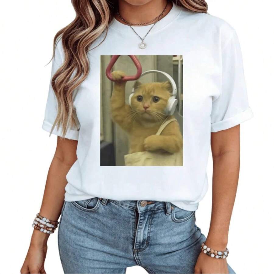 Nueva camiseta Y2K 2026Funny Subway Cat With Headphones Graphic Tees Women's Viral Cat Meme Shirt,Camisetas infantiles, artículos para el Día de San Valentín, conjuntos para padres e hijos, camisetas con temática del Día de San Valentín, camisetas estampadas para hombres y mujeres, camisas, camisetas con emojis populares. - Blanco - Ver 1
