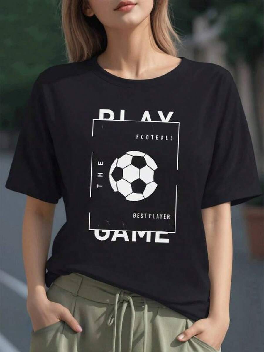 Balón de fútbol con texto motivador que celebra la pasión por el deporte y la fuerza de quien juega con corazón camiseta para mujer 100% algodón cómoda y moderna - Negro - Ver 1