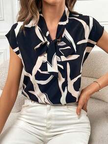 Blusa con estampado de dibujo de cuello con cordón de manga murciélago - Negro - Ver 7