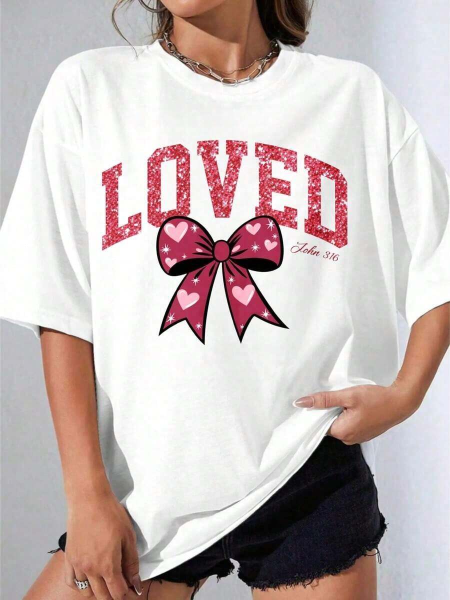 Camiseta Negra y Blanca para Mujer, Estilo Oversize, con Texto Brillante "White Loved", Lazo Rosa con Corazones y Estampado del Versículo Bíblico "John 316". Ideal para Uso Diario Casual, Fiestas al Aire Libre. Camiseta Estampada Casual de 180g. - Blanco - Ver 1