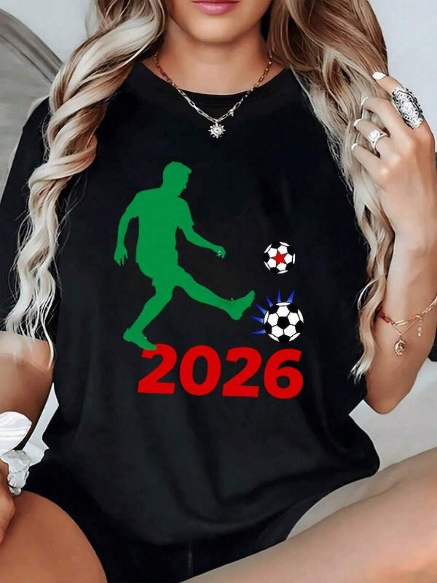 Figura de futbolista verde pateando un balón con el número 2026 en rojo simbolizando pasión y energía deportiva para celebrar el espíritu del torneo camiseta de mujer casual moderna cómoda para fanáticas del fútbol - Negro - Ver 1