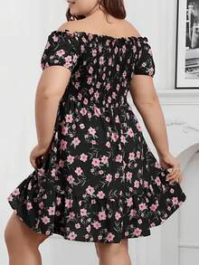 Vestido con estampado floral, hombros descubiertos, volantes fruncidos y bajo con volante para vacaciones y playa para mujer talla grande - Negro - Ver 2