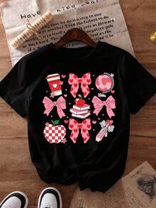 Playera con elementos de escuela, café, libros, lápiz, globo terráqueo, manzana, regreso a clases, día del maestro, en tonos color rosa, diseño estampado, moderno, colorido, cuello redondo, manga corta, ideal uso diario, playera holgada, a la moda, ideal para tí. 100% algodón, estilo Y2K Bababask - Negro - Ver 6