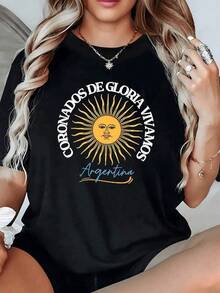 Sol dorado radiante con rostro sereno que representa la fuerza interior y la esperanza de un nuevo amanecer bajo las palabras coronados de gloria vivamos Argentina transmitiendo orgullo nacional camiseta de mujer casual cómoda y moderna - Negro - Ver 6