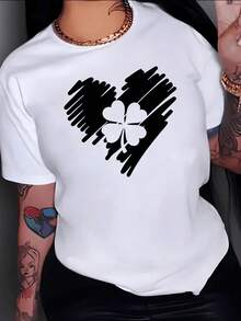 Corazón formado por trazos artísticos con trébol de cuatro hojas que simboliza amor suerte y energía positiva para quienes buscan equilibrio en su estilo diario camiseta de mujer casual moderna - Blanco - Ver 1