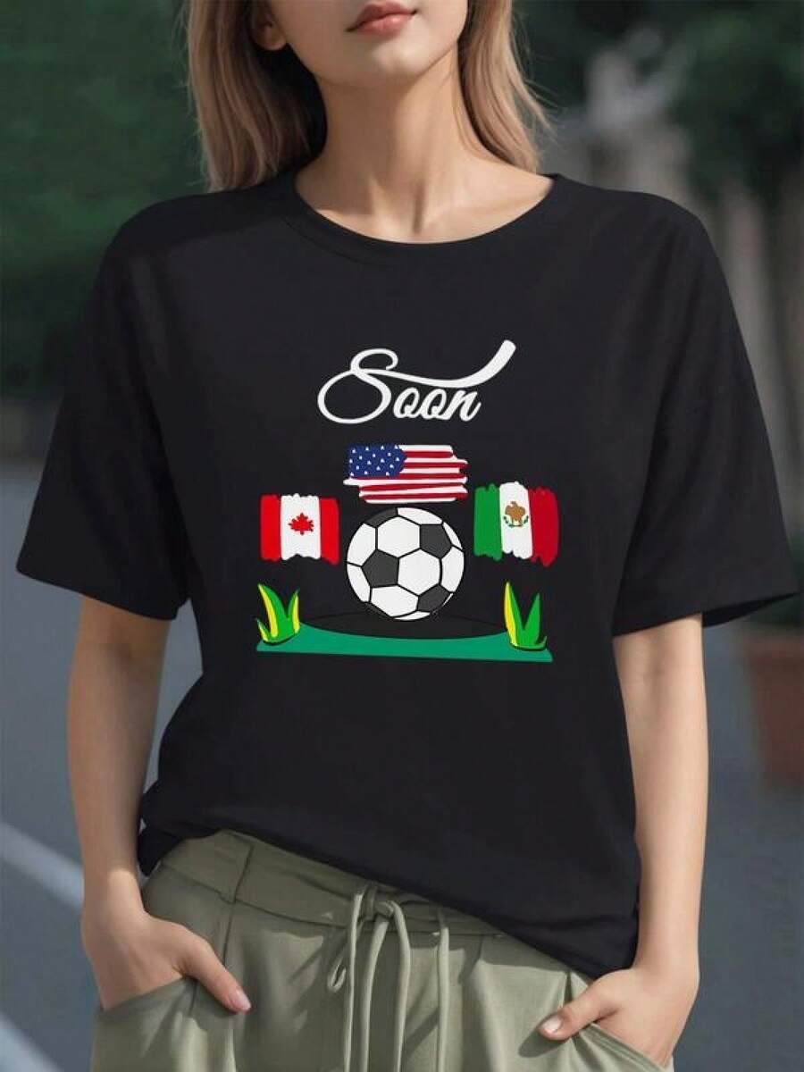 Balón de fútbol rodeado por banderas de Canadá Estados Unidos y México simbolizando unión deportiva y amistad trilateral camiseta para mujer 100% algodón cómoda y moderna - Negro - Ver 1