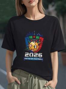 Balón dorado rodeado por banderas de México Canadá y Estados Unidos simbolizando unión deportiva y pasión futbolera camiseta para mujer 100% algodón cómoda y moderna - Negro - Ver 1
