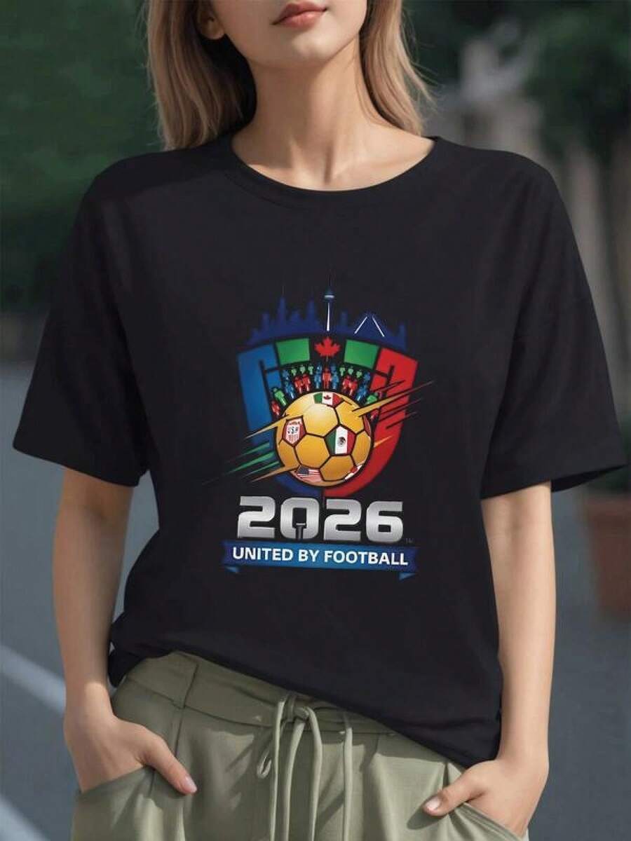 Balón dorado rodeado por banderas de México Canadá y Estados Unidos simbolizando unión deportiva y pasión futbolera camiseta para mujer 100% algodón cómoda y moderna - Negro - Ver 1