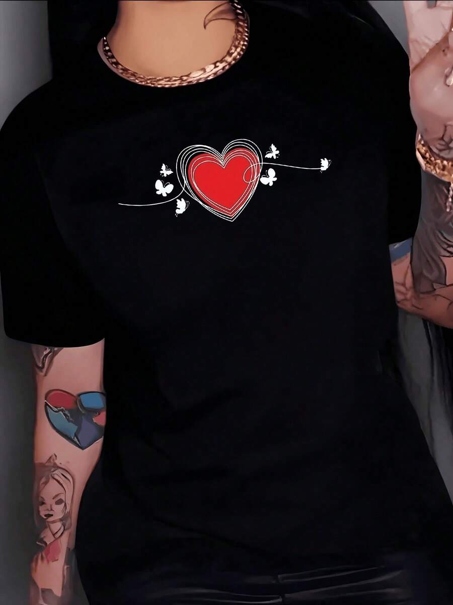 Corazón rojo rodeado de finas líneas y mariposas que simbolizan libertad pasión y transformación reflejando energía femenina y romanticismo camiseta de mujer casual moderna cómoda para uso diario - Negro - Ver 1