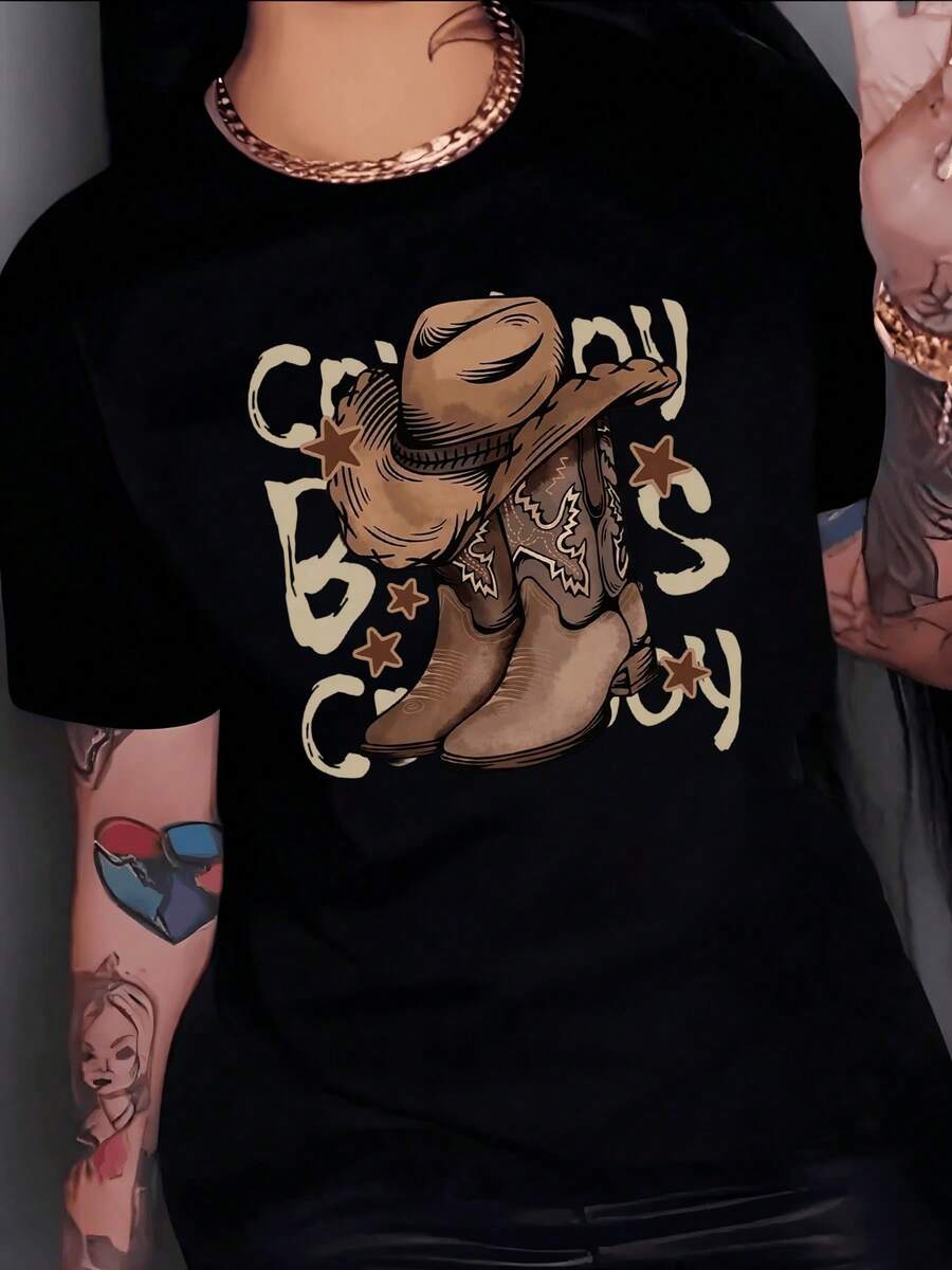 Sombrero vaquero y botas marrones que simbolizan espíritu libre de aventura y fuerza interior con estrellas doradas que evocan paisajes del oeste camiseta de mujer casual moderna - Negro - Ver 1