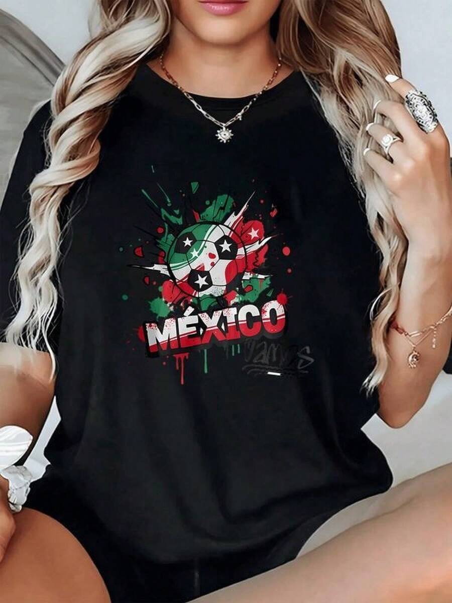 Balón rodeado por salpicaduras de pintura en verde blanco y rojo inspirado en la bandera mexicana con estrellas que reflejan orgullo nacional y energía vibrante ideal para mostrar pasión por México camiseta de mujer casual moderna cómoda para fans del fútbol - Negro - Ver 1