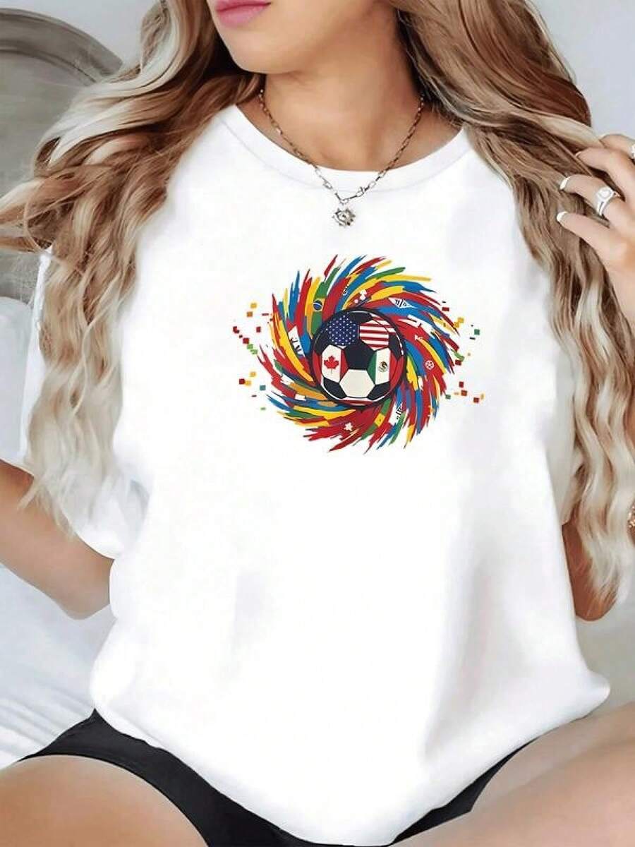 Balón rodeado de banderas que representan la unión de culturas y la pasión global por el deporte símbolo de energía y amistad entre países camiseta de mujer casual para fanáticas del fútbol - Negro - Ver 1