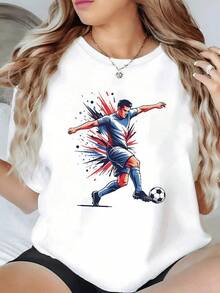 Figura de jugador de fútbol pateando el balón rodeado por estallido dinámico de colores rojo y azul lleno de energía y movimiento camiseta de mujer casual moderna para fanáticas del deporte - Negro - Ver 1