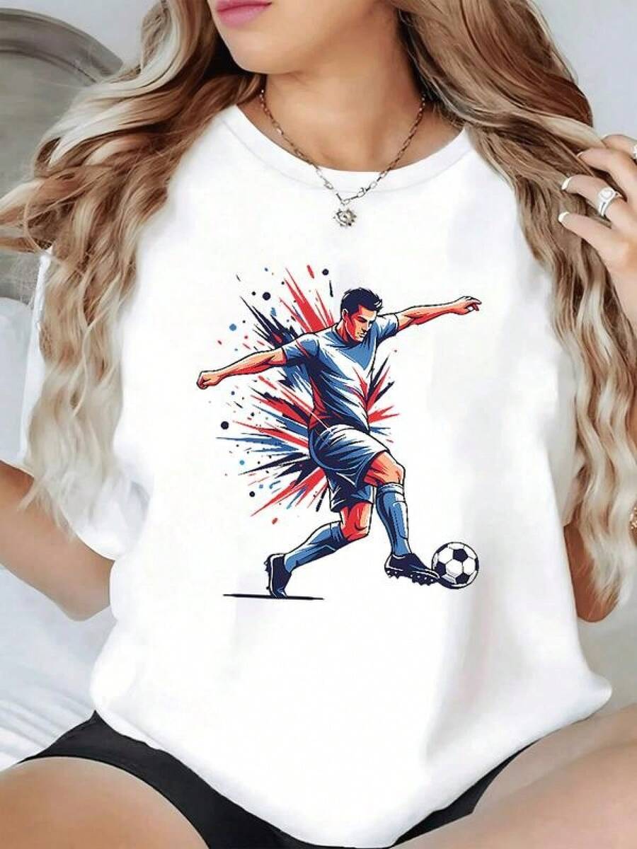 Figura de jugador de fútbol pateando el balón rodeado por estallido dinámico de colores rojo y azul lleno de energía y movimiento camiseta de mujer casual moderna para fanáticas del deporte - Negro - Ver 1