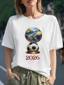 Globo terráqueo unido a un balón de fútbol simbolizando la pasión mundial del deporte y la unión entre continentes camiseta para mujer 100% algodón cómoda y moderna 2026 edición especial - Negro - Ver 1