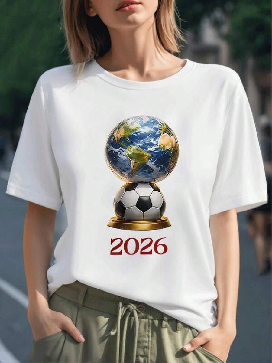 Globo terráqueo unido a un balón de fútbol simbolizando la pasión mundial del deporte y la unión entre continentes camiseta para mujer 100% algodón cómoda y moderna 2026 edición especial - Negro - Ver 1