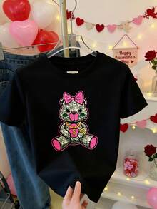 Camiseta de manga corta para mujer con estampado de oso de dinero, lazo rosa y cuello de dólar, ideal para uso casual y de verano - Negro - Ver 2