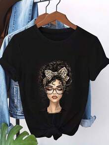Playera con diseño de mujer con cabello rizado, utilizando moño y lentes con estilo animal print, diseño estampado, moderno, colorido, cuello redondo, manga corta, ideal uso diario, playera holgada, a la moda, ideal para tí. 100% algodón, estilo Y2K Bababask - Negro - Ver 6