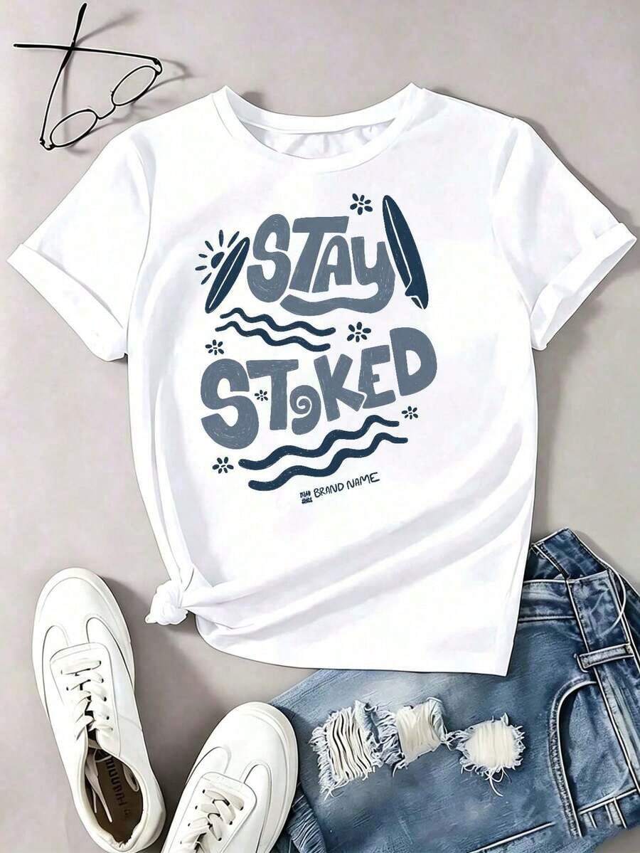 CasualCamiseta Blanca con Estampado "Stay Stoked" Azul Marino con Tablas de Surf y Olas, Cuello Redondo de Manga Corta, Top Casual de Playa Retro, Ropa Cómoda para Vacaciones de Verano y Uso Diario, Estilo Surf VintageMust-have - Blanco - Ver 1