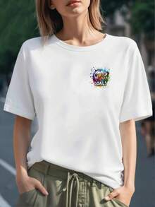 Personajes animales celebrando la pasión por el fútbol junto a un balón rodeado de colores vibrantes símbolo de unión y alegría camiseta para mujer 100% algodón cómoda y casual - Negro - Ver 6