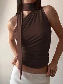 Camiseta sin mangas de mujer de unicolor, con cuello alto, pliegues calados - Marrón - Ver 1