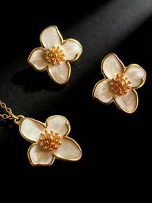 Juego de joyería de collar y aretes con flor de 4 pétalos, elegante y de moda para uso diario - Conjunto de flores blancas - Ver 3