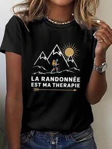 Esta es una camiseta casual de manga corta y cuello redondo para mujer, perfecta para el verano y la primavera, con una estampado que celebra las aventuras. - Negro - Ver 1
