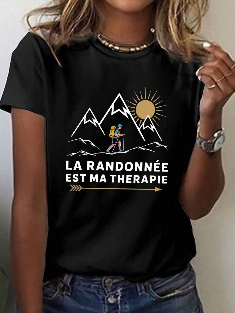 Esta es una camiseta casual de manga corta y cuello redondo para mujer, perfecta para el verano y la primavera, con una estampado que celebra las aventuras. - Negro - Ver 1