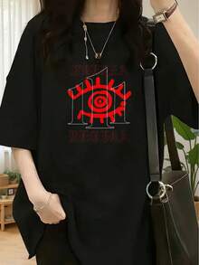 Spring/Summer Women's Fashion Style, Featuring A Red Base And An Abstract Eye Design In The Center Incorporating Spiral Patterns. The Top And Bottom Are Adorned With Vintage-Style Floral Calligraphy That Reads "STRENGTH" And "REGULATORY," While The T-Shirt Is Soft, Casual, And Versatile. - 黑色 - 查看 2