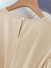 Vestido de mujer de longitud media, cómodo y suave, sin estiramiento, con cuello redondo, mangas de vuelo, cintura elástica, decoración de botones de perla, estilo francés elegante y versátil para vacaciones y viajes, color albaricoque, primavera - Beis - Ver 5