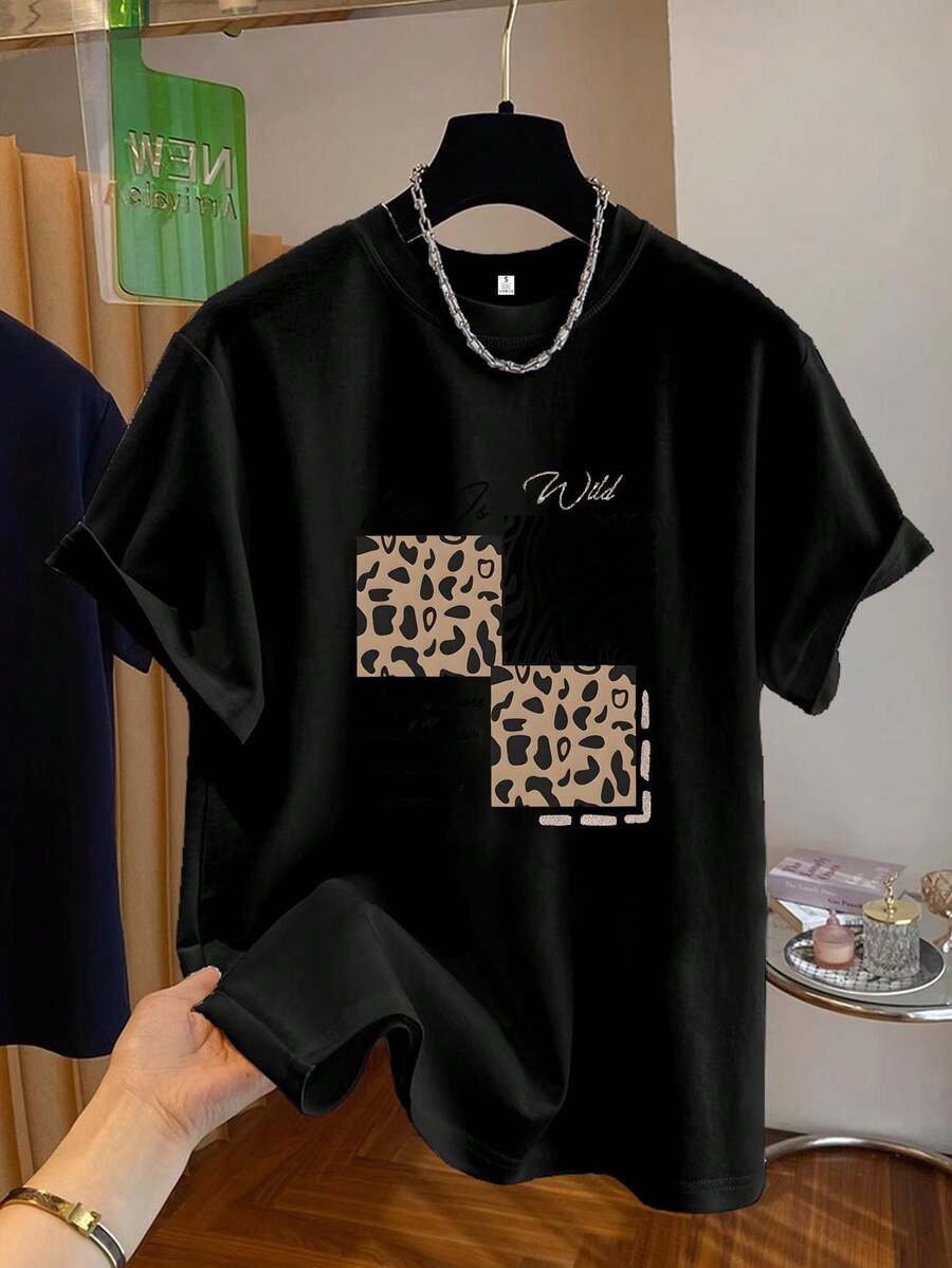 Women's Plus Size Printed Crew Neck Casual T-Shirt, Fashionable Printed T-Shirt For Women, Soft, Versatile, Hand-Printed Leopard And Zebra Monogram T-Shirt, Crew Neck Top, Casual Short Sleeve Top, Comfortable And Soft, Perfect For Spring And Summer, Plus Size Short Sleeve Top For Women, Suitable For Valentine's Day, Easter And For Football Enthusiasts (Beige/Pink/Dark Gray) - 黑色 - 查看 1