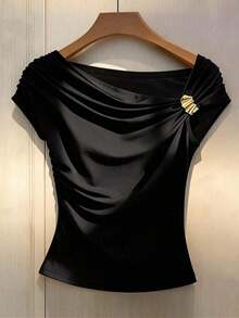 Camiseta de mujer con detalle de nudo retorcido y decoración metálica, elegante top negro sexy, top elegante y clásico, lindo top negro, top de satén elegante para mujer, top elegante negro, blusas negras elegantes para mujer, tops de verano, top - Negro - Ver 7