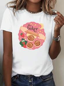 LooseCamiseta de mujer con diseño de 'The Baker',fresas y rollos de canela. Estilo casual y cómodo para los amantes de la repostería.Basic Crew Neck Cotton T-shirt for Women - Blanco - Ver 1