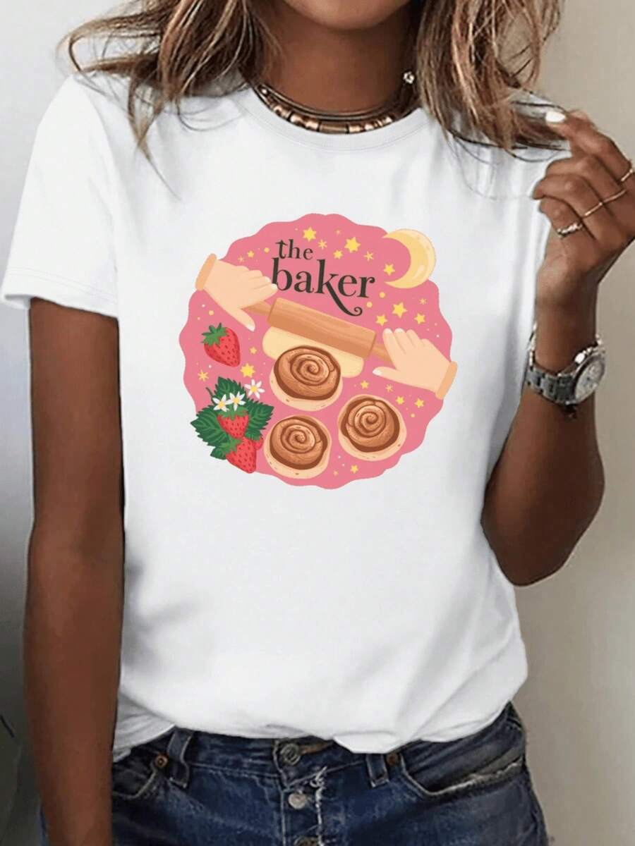 LooseCamiseta de mujer con diseño de 'The Baker',fresas y rollos de canela. Estilo casual y cómodo para los amantes de la repostería.Basic Crew Neck Cotton T-shirt for Women - Blanco - Ver 1