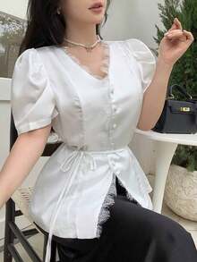 Blusa de satén con cuello en V, parche de encaje y mangas con volantes - Blanco - Ver 8