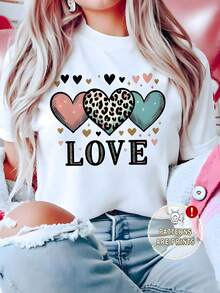 Camiseta de Mujer con Estampado de Letras "LOVE" en Negro, Corazón de Leopardo y Corazones Rosados, Azules y Marrones Alineados, Diseño de Letras, Flores Detalladas o Ilustraciones, Colores Definidos y Composición Visual Atractiva para Tienda en Línea. Tops para Mujer - Blanco - Ver 1