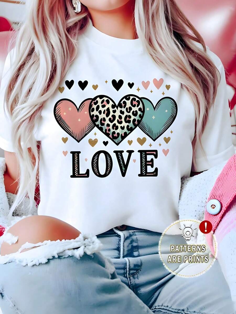 Camiseta de Mujer con Estampado de Letras "LOVE" en Negro, Corazón de Leopardo y Corazones Rosados, Azules y Marrones Alineados, Diseño de Letras, Flores Detalladas o Ilustraciones, Colores Definidos y Composición Visual Atractiva para Tienda en Línea. Tops para Mujer - Blanco - Ver 1